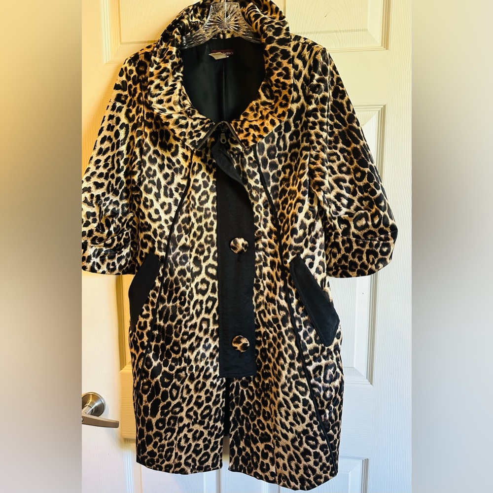 Leopard jacket by Design Today’s. Unique and definitely a rare find. Size M.